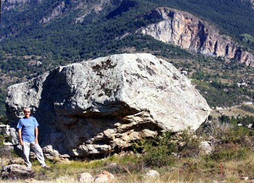 Bloc erratique sur la terrasse de Châteauroux (Hautes-Alpes)