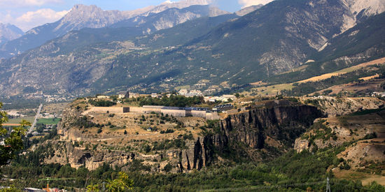 La terrasse de Montdauphin dans les Hautes-Alpes