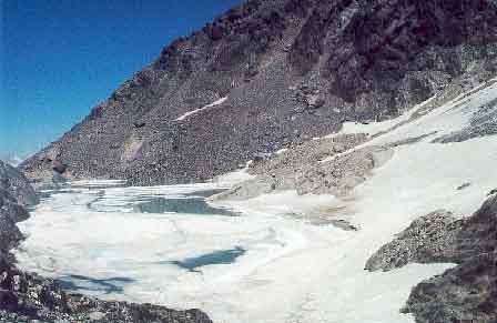 Le lac de la Barbarate sous le glacier du même nom