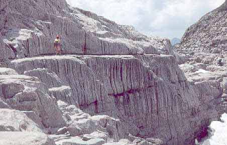 Un karst à banquettes sur le Désert de Platé en Haute-Savoie