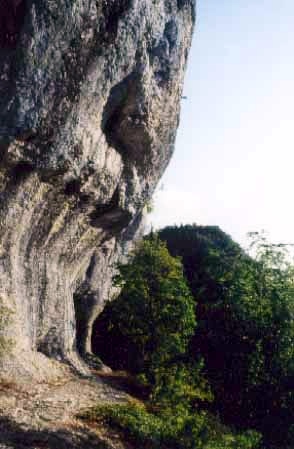 Abri sous roche dans les gorges d'Engins, Isère