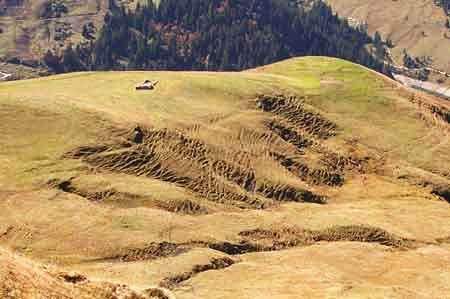 Ravines d'épaulement dans la vallée du Poncellamont en Savoie