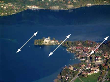 Sillons rocheux de la presqu'ile de Duingt sur le lac d'Annecy en Haute-Savoie