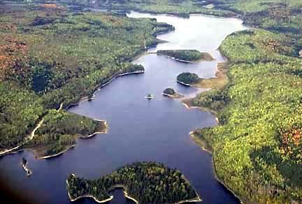 Lac avec vestiges de moraines et d'eskers