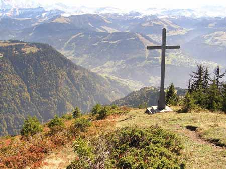 La Croix Cartier domine le Val d'Arly