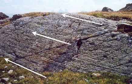 Stries sur une dalle au-dessus du Lac Blanc en Savoie