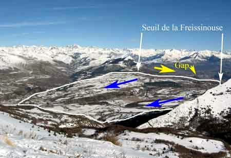 Le seuil de La Freissinouse vu vers le nord-est à partir de la Crête de Céüse (Hautes-Alpes)