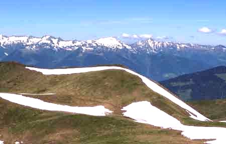 Congères sous le Mont Jovet en Savoie