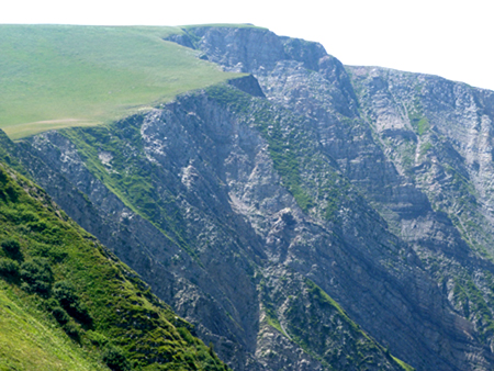 L'imposant versant d'érosion du Grand Serre en Isère