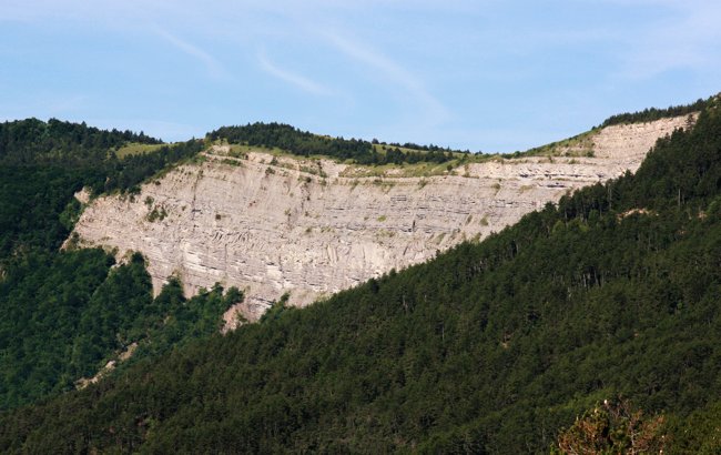 La chalanche des Rochers des Baux, sous le Sommet de la Plaine dans la Drôme
