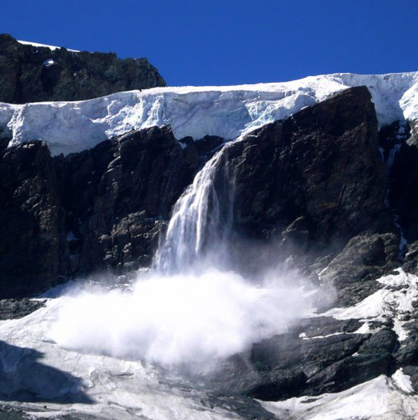 Une chute de séracs sur le glacier de Verra en Italie