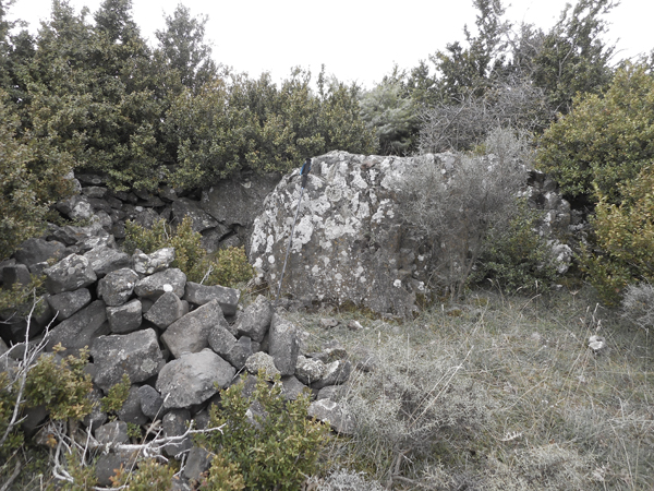 Bloc erratique au sommet du plateau de Rompon en Ardèche