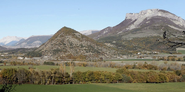 Le cône très régulier du sommet de Montrond